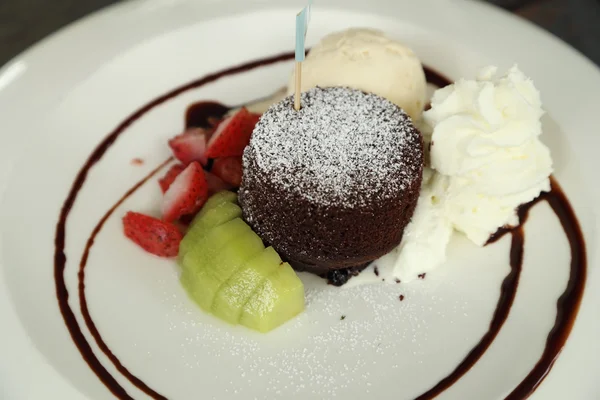 Pastel de Lava de Chocolate con helado — Foto de Stock