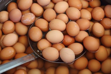 Sonra büyük tencerede su ile haşlanmış yumurta