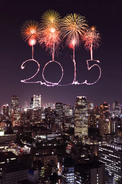 2015 Fuegos artificiales de Año Nuevo celebrando sobre el paisaje urbano de Tokio — Foto de Stock