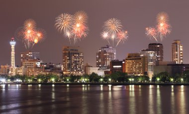 Yokohama cityscape üzerinde gece kutluyor havai fişek