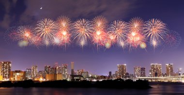 Fireworks Tokyo cityscape hemen hemen üzerinde kutluyor
