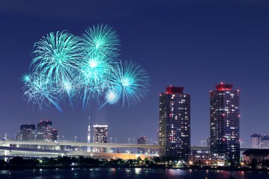 Fireworks Tokyo cityscape hemen hemen üzerinde kutluyor