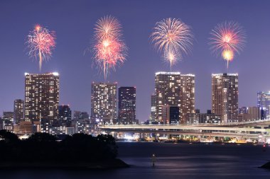 Fireworks Tokyo cityscape hemen hemen üzerinde kutluyor