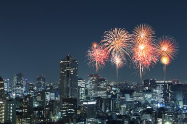 Tokyo cityscape üzerinde gece kutluyor havai fişek