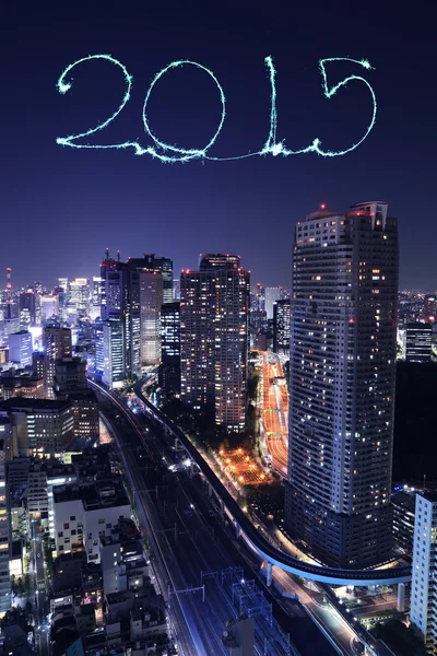 2015 Fuegos artificiales de Año Nuevo celebrando sobre el paisaje urbano de Tokio — Foto de Stock