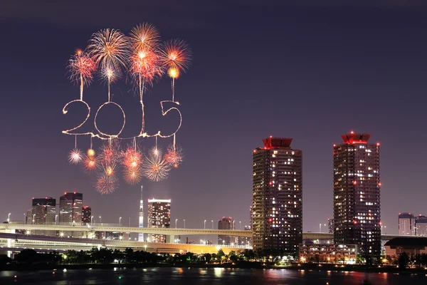 Πυροτεχνήματα το νέο έτους 2015 γιορτάζει πέρα από το αστικό τοπίο του Τόκιο — Φωτογραφία Αρχείου