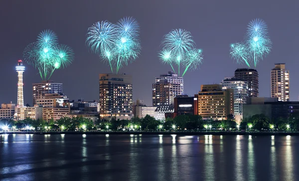 Feuerwerk in der Nacht über der Yokohama-Stadt — Stockfoto