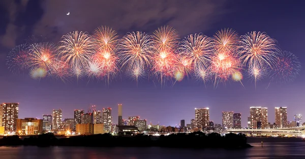 Fireworks celebrating over Tokyo cityscape at nigh — Stock Photo, Image