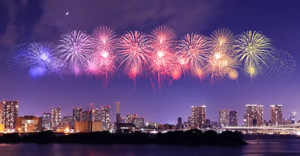 Ohňostroj oslava přes Tokio panoráma na blízko — Stock fotografie