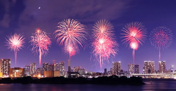 Fuochi d'artificio che celebrano il paesaggio urbano di Tokyo vicino — Foto Stock