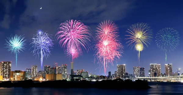 Fuochi d'artificio che celebrano il paesaggio urbano di Tokyo vicino — Foto Stock