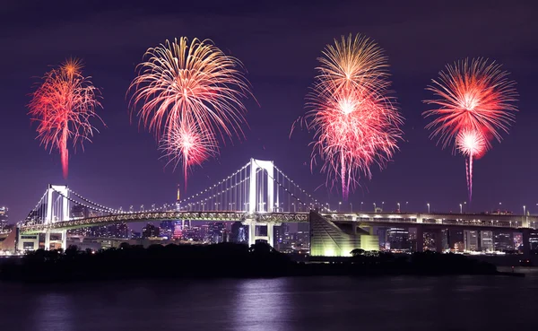 Τόκιο γέφυρα ουράνιο τόξο τη νύχτα — Φωτογραφία Αρχείου