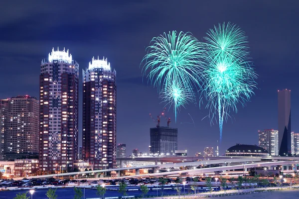 Fuochi d'artificio che celebrano il paesaggio urbano di Tokyo vicino — Foto Stock