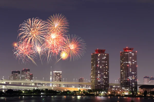 Fuochi d'artificio che celebrano il paesaggio urbano di Tokyo vicino — Foto Stock