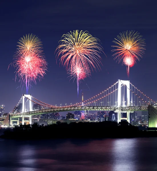 Fireworks firar över Tokyo Rainbow Bridge på natten — Stockfoto