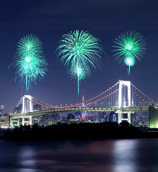 Fuochi d'artificio che festeggiano sul Tokyo Rainbow Bridge di notte — Foto Stock