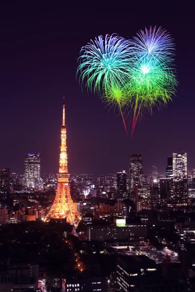 Fuochi d'artificio che celebrano il paesaggio urbano di Tokyo di notte — Foto Stock