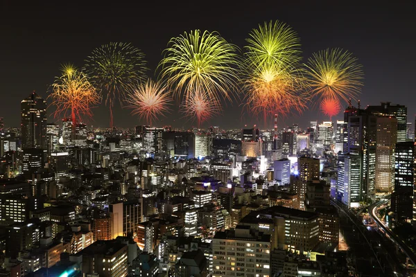 Fuochi d'artificio che celebrano il paesaggio urbano di Tokyo di notte — Foto Stock