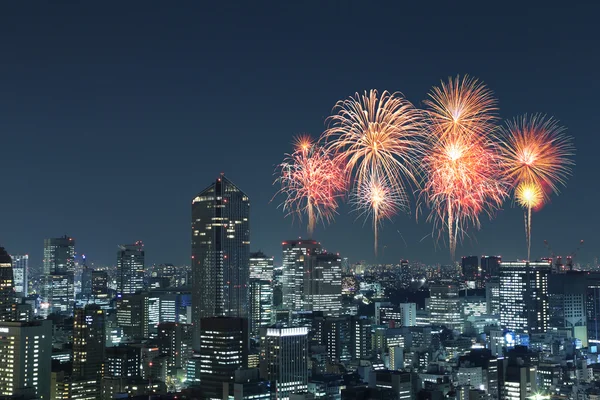 Fuochi d'artificio che celebrano il paesaggio urbano di Tokyo di notte — Foto Stock