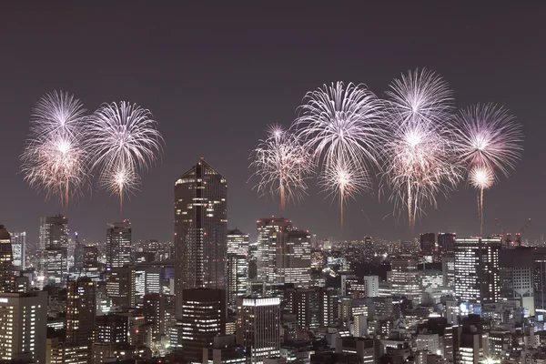 Feux d'artifice célébrant le paysage urbain de Tokyo la nuit — Photo