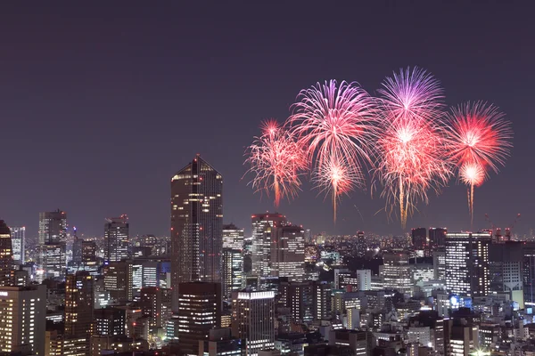 Ohňostroj slaví přes Tokio panoráma v noci — Stock fotografie