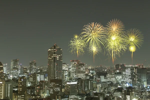 Fireworks firar över Tokyo stadsbilden på natten — Stockfoto