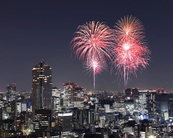 夜の東京の街並を祝う花火 — ストック写真