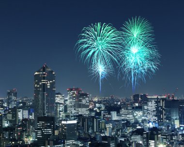 Tokyo cityscape üzerinde gece kutluyor havai fişek