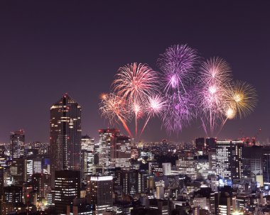 Tokyo cityscape üzerinde gece kutluyor havai fişek