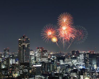 Tokyo cityscape üzerinde gece kutluyor havai fişek