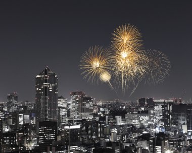 Tokyo cityscape üzerinde gece kutluyor havai fişek