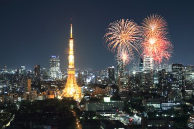 Tokyo cityscape üzerinde gece kutluyor havai fişek