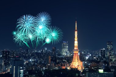 Tokyo cityscape üzerinde gece kutluyor havai fişek