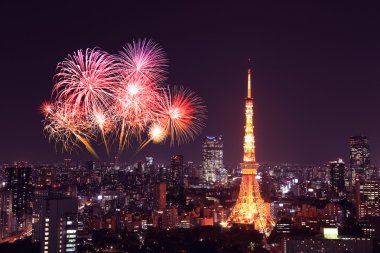 Tokyo cityscape üzerinde gece kutluyor havai fişek