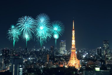 Tokyo cityscape üzerinde gece kutluyor havai fişek