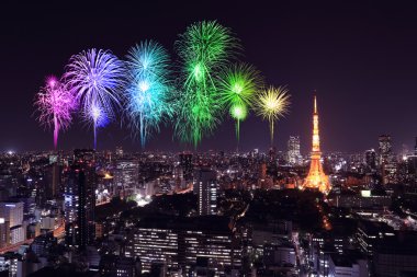Tokyo cityscape üzerinde gece kutluyor havai fişek