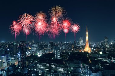 Tokyo cityscape üzerinde gece kutluyor havai fişek