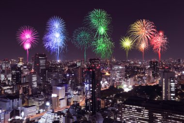 Tokyo cityscape üzerinde gece kutluyor havai fişek