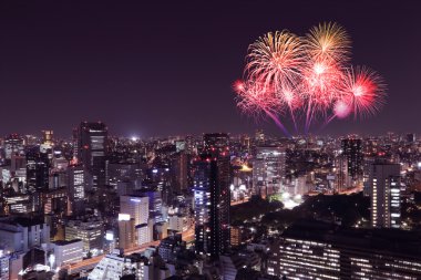 Tokyo cityscape üzerinde gece kutluyor havai fişek