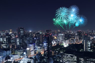 Tokyo cityscape üzerinde gece kutluyor havai fişek