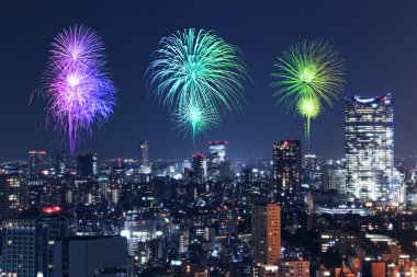 Tokyo cityscape üzerinde gece kutluyor havai fişek