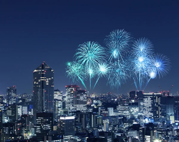 夜の東京の街並を祝う花火 — ストック写真