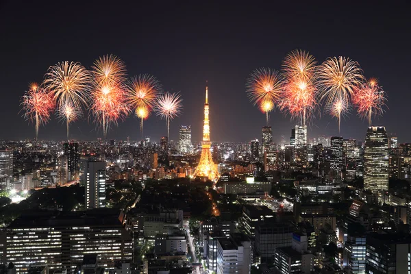 Ohňostroj slaví přes Tokio panoráma v noci — Stock fotografie