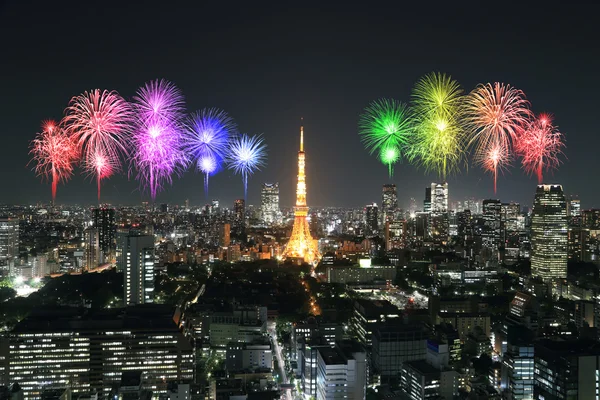 Tokyo cityscape üzerinde gece kutluyor havai fişek