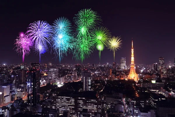 夜の東京の街並を祝う花火 — ストック写真