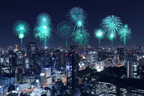 Fogos de artifício comemorando a paisagem urbana de Tóquio à noite — Fotografia de Stock