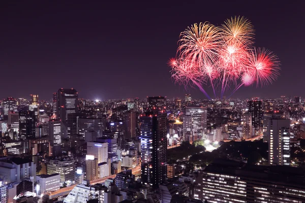 Fireworks firar över Tokyo stadsbilden på natten — Stockfoto