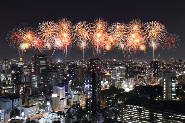 Fireworks celebrating over Tokyo cityscape at night — Stock Photo, Image