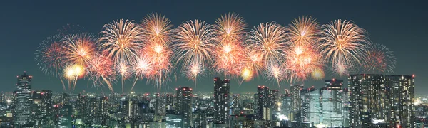 Fireworks celebrating over Tokyo cityscape at night, Japan — Stock Photo, Image