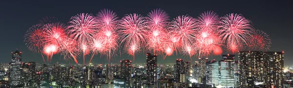Fuochi d'artificio che celebrano il paesaggio urbano di Tokyo di notte, Giappone — Foto Stock